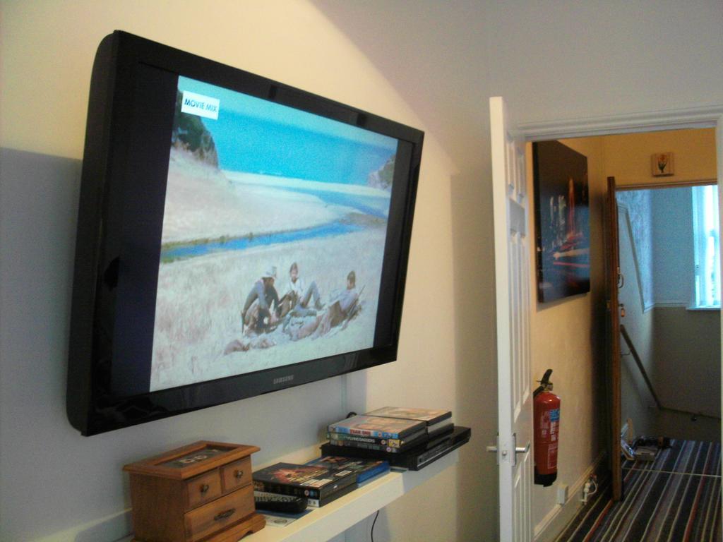 F3 2 Bedroomed Town House - Free Parking - Super 150 Mbps Wifi Near Gavin N Stacey Film House - 1 Free Dog Allowed Barry Camera foto