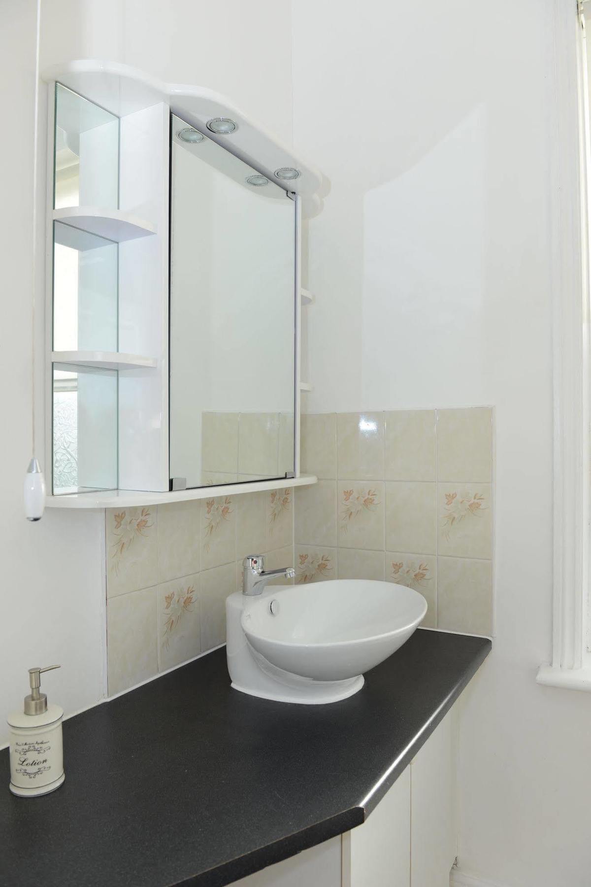 F3 2 Bedroomed Town House - Free Parking - Super 150 Mbps Wifi Near Gavin N Stacey Film House - 1 Free Dog Allowed Barry Esterno foto